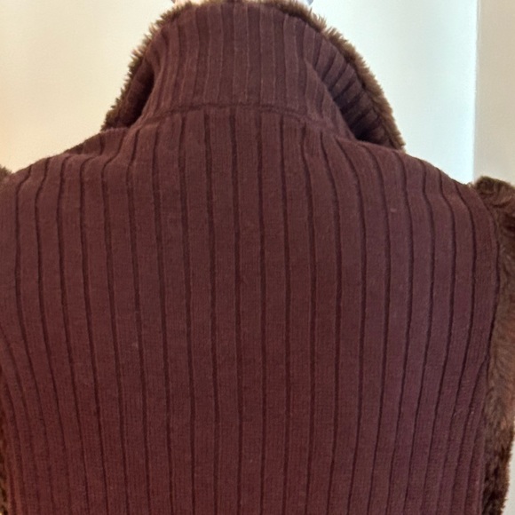 Tiara Vintage Knit Zip-Front Sweater Vest with Faux Fur Trim - Picture 7 of 13